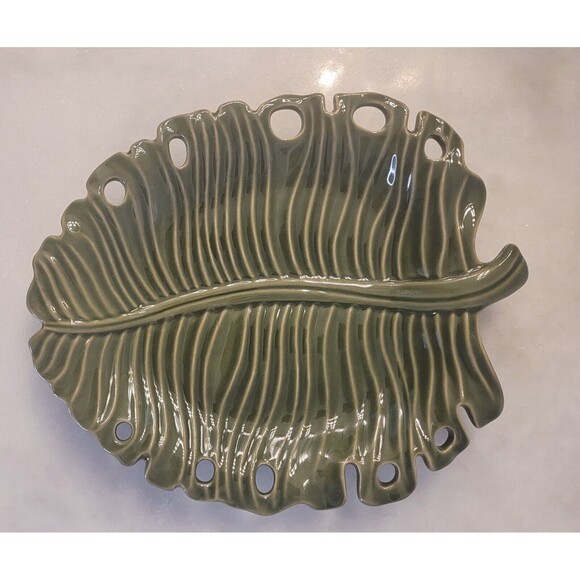 Pier 1 Imports Green Embossed Leaf Shaped Plate - EUC - Picture 2 of 5